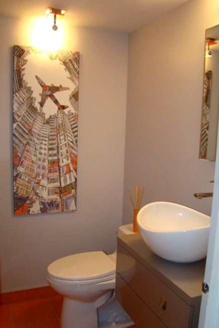 Exemple d'un petit WC et toilettes moderne avec une vasque, un placard à porte plane, WC à poser, un mur gris, un sol en carrelage de porcelaine, des portes de placard grises, un plan de toilette en surface solide, un plan de toilette gris et meuble-lavabo suspendu.