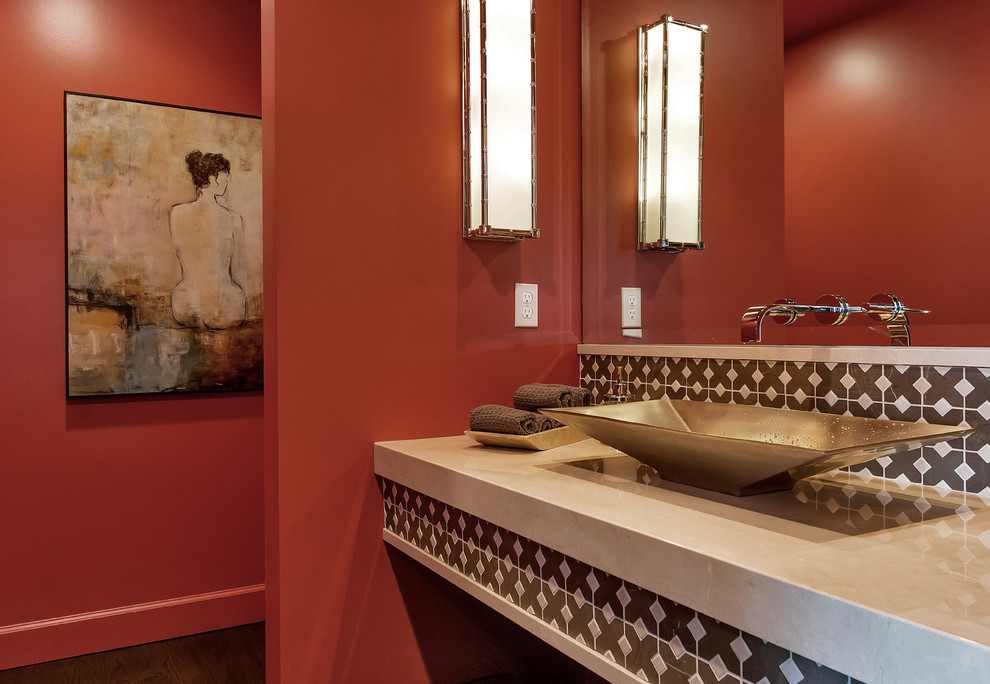 Klassische Gästetoilette mit Aufsatzwaschbecken, Marmor-Waschbecken/Waschtisch, Toilette mit Aufsatzspülkasten und roter Wandfarbe in San Francisco