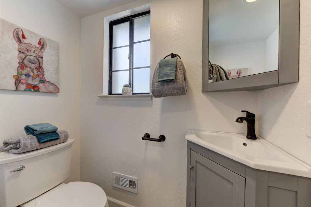Immagine di un piccolo bagno di servizio tradizionale con ante in stile shaker, ante grigie, WC a due pezzi, pareti bianche, pavimento in cementine, lavabo integrato e pavimento multicolore