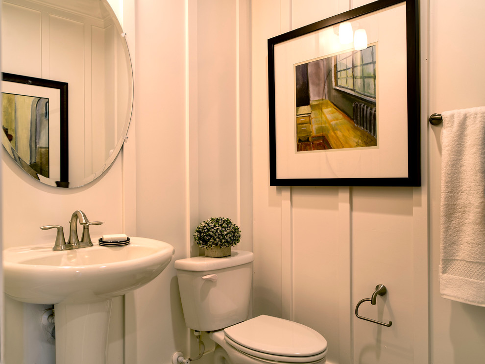 Mittelgroße Klassische Gästetoilette mit Toilette mit Aufsatzspülkasten, weißer Wandfarbe, Sockelwaschbecken und weißen Schränken in Sacramento