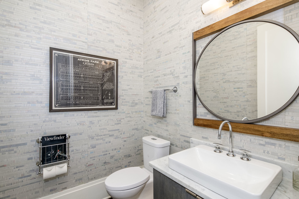 アトランタにある中くらいなコンテンポラリースタイルのおしゃれなトイレ・洗面所 (フラットパネル扉のキャビネット、グレーのキャビネット、一体型トイレ	、グレーのタイル、セラミックタイル、白い壁、大理石の洗面台、白い洗面カウンター) の写真