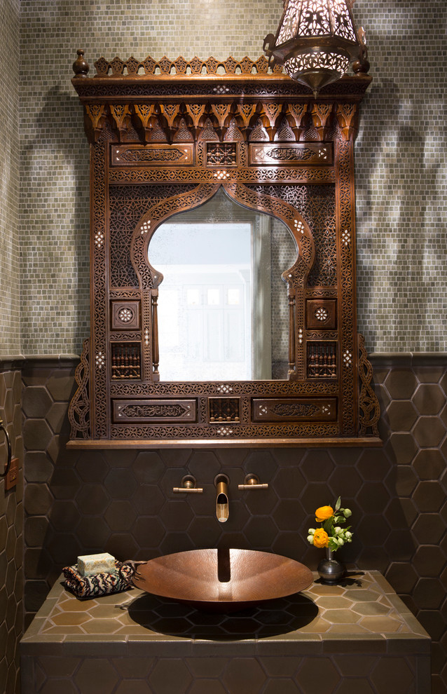 Mittelgroße Klassische Gästetoilette mit grünen Fliesen, Mosaikfliesen, grüner Wandfarbe, Aufsatzwaschbecken, gefliestem Waschtisch und grüner Waschtischplatte in New York