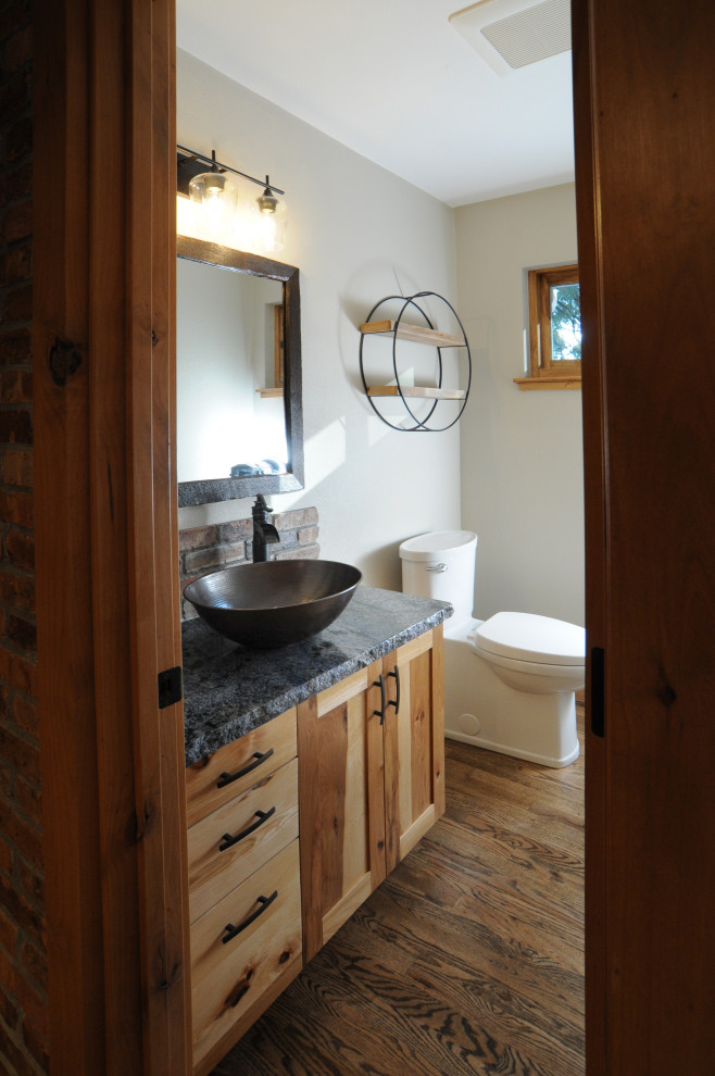 Aménagement d'un petit WC et toilettes montagne en bois clair avec un placard à porte shaker, WC séparés, un carrelage marron, un mur blanc, parquet foncé, une vasque, un plan de toilette en granite, un sol marron et un plan de toilette bleu.