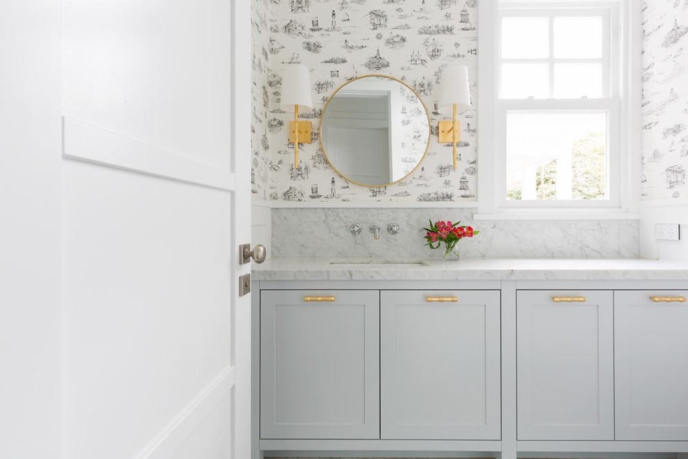 Cette image montre un WC et toilettes traditionnel de taille moyenne avec un placard à porte shaker, des portes de placard grises, un mur multicolore, un sol en marbre, un lavabo posé, un plan de toilette en marbre, un sol gris et un plan de toilette gris.