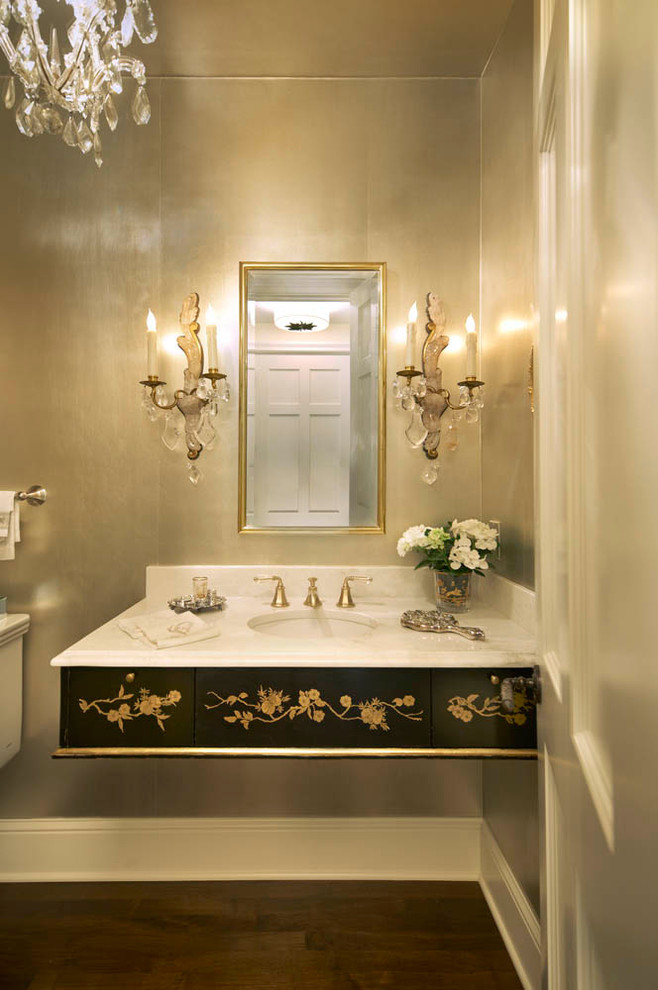 Ispirazione per un bagno di servizio classico con lavabo sottopiano, consolle stile comò, pareti grigie e parquet scuro