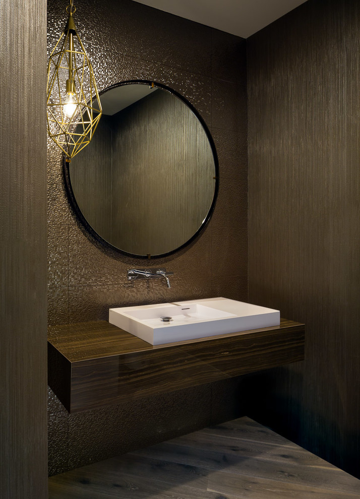 Mittelgroße Moderne Gästetoilette mit offenen Schränken, dunklen Holzschränken, brauner Wandfarbe, braunem Holzboden, Einbauwaschbecken, Waschtisch aus Holz und braunem Boden in San Francisco
