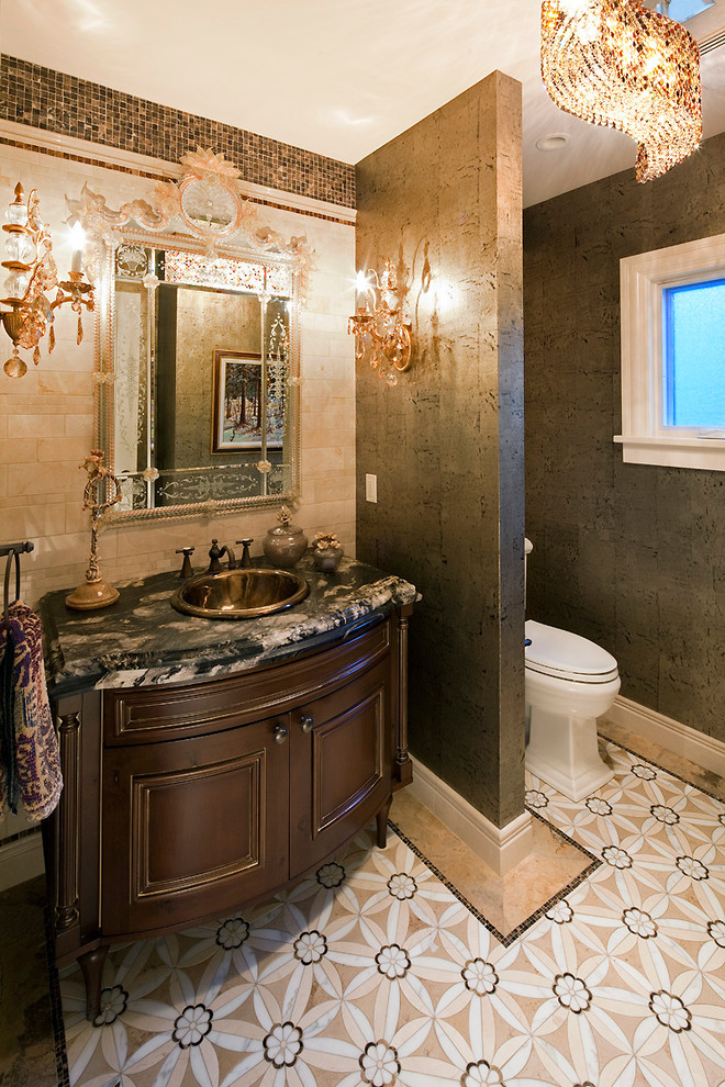 На фото: туалет в викторианском стиле с раздельным унитазом, бежевой плиткой, коричневой плиткой, белой плиткой, накладной раковиной, столешницей из гранита и черной столешницей с