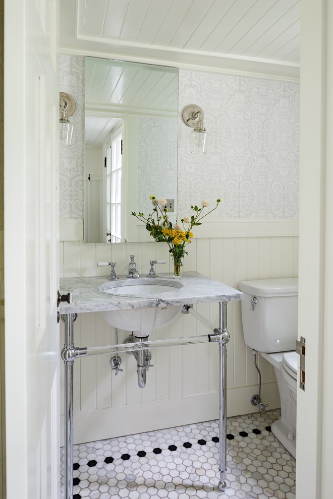 Diseño de aseo tradicional con lavabo tipo consola, suelo con mosaicos de baldosas, paredes blancas y encimeras grises
