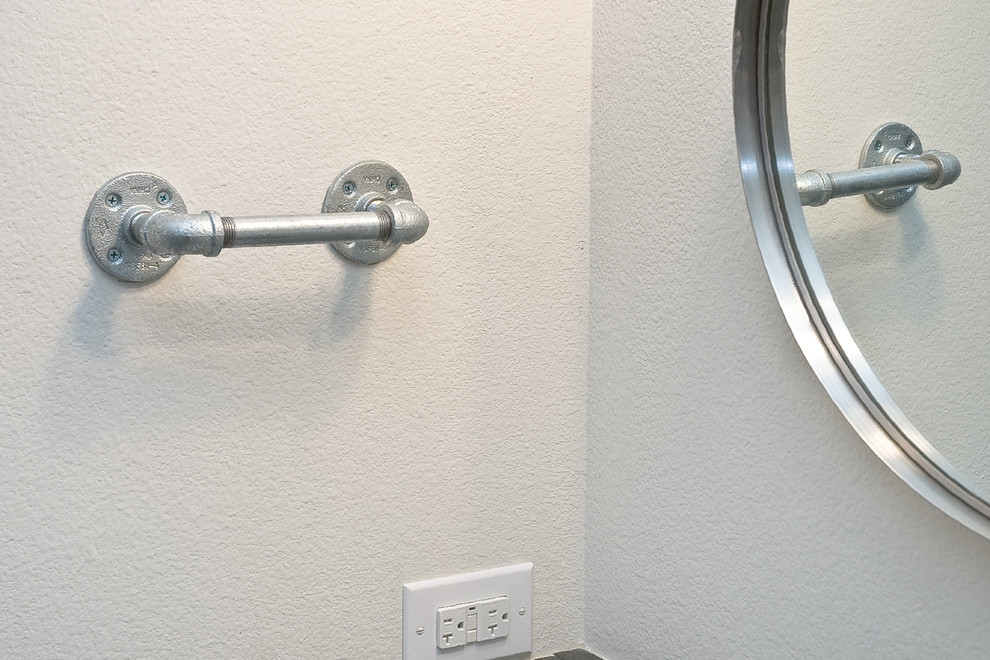 Immagine di un bagno di servizio contemporaneo con lavabo sottopiano, ante in stile shaker, ante in legno scuro, top in granito, WC monopezzo, piastrelle grigie, piastrelle in ceramica e pareti bianche
