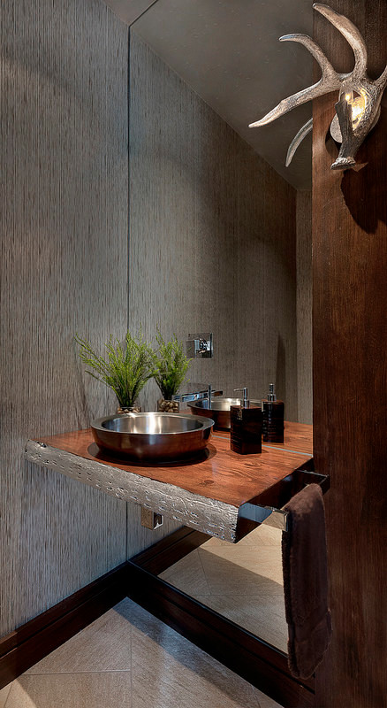Idee per un bagno di servizio contemporaneo di medie dimensioni con ante lisce, ante in legno scuro, WC monopezzo, pareti grigie, pavimento in pietra calcarea, lavabo a bacinella e top in legno