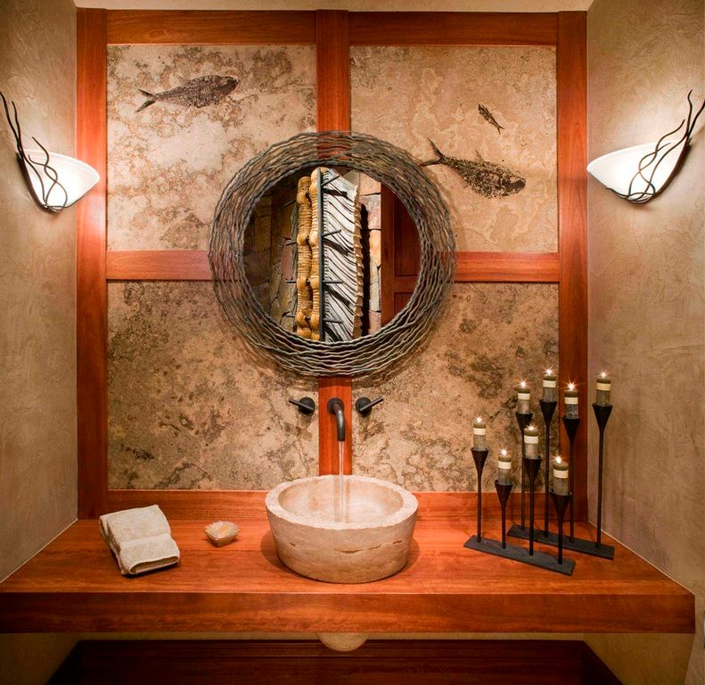 Mittelgroße Rustikale Gästetoilette mit offenen Schränken, beigen Fliesen, Steinfliesen, beiger Wandfarbe, Aufsatzwaschbecken und Waschtisch aus Holz in Denver