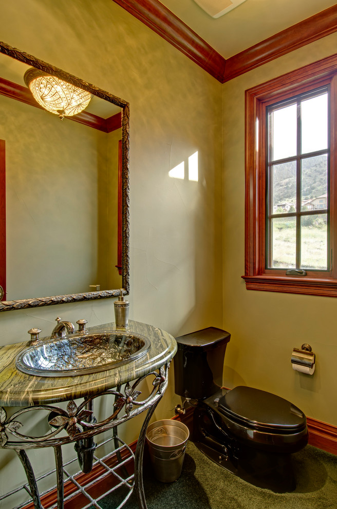 Inspiration pour un petit WC et toilettes victorien en bois brun avec WC à poser, un mur jaune, un sol en carrelage de céramique, un plan de toilette en granite, un sol beige et un plan vasque.