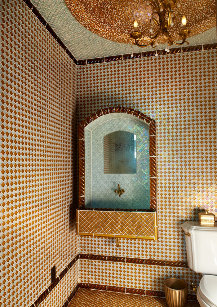 Rustik inredning av ett toalett, med en toalettstol med separat cisternkåpa, mosaikgolv och ett avlångt handfat