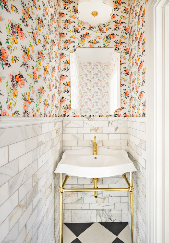 Пример оригинального дизайна: туалет в стиле неоклассика (современная классика) с серой плиткой, белой плиткой, плиткой кабанчик, разноцветными стенами, консольной раковиной, белым полом и белой столешницей