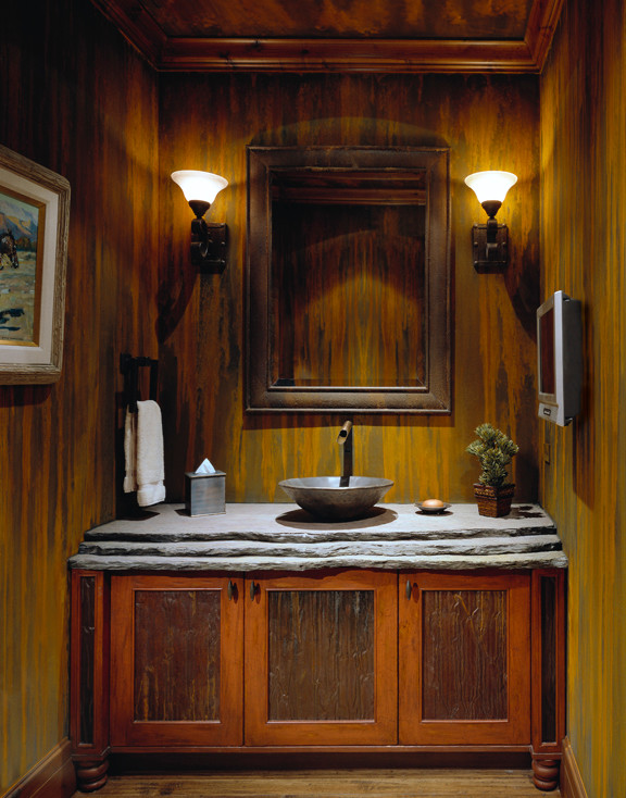 Immagine di un bagno di servizio chic di medie dimensioni con ante con riquadro incassato, ante in legno scuro, pareti multicolore, pavimento in legno massello medio, lavabo a bacinella, pavimento marrone e top grigio