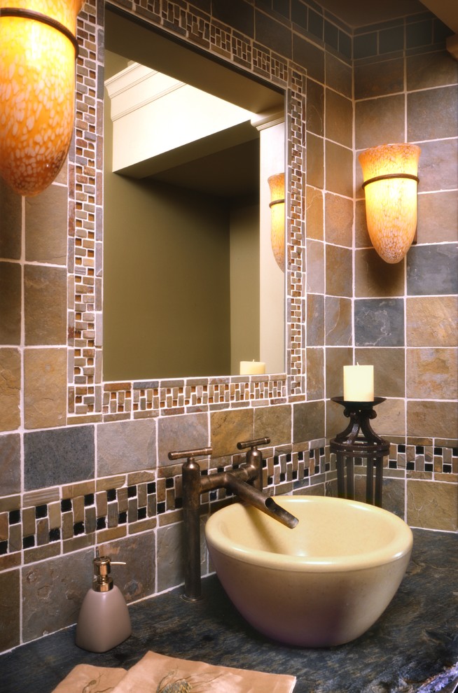 Inspiration för ett rustikt toalett, med flerfärgad kakel, porslinskakel, flerfärgade väggar och ett fristående handfat