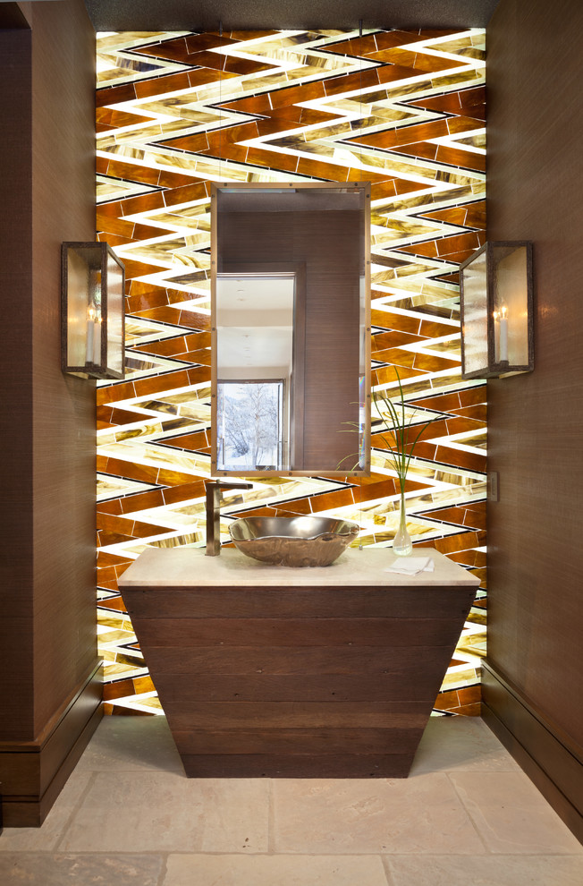 Идея дизайна: туалет в стиле рустика с настольной раковиной и стеклянной плиткой