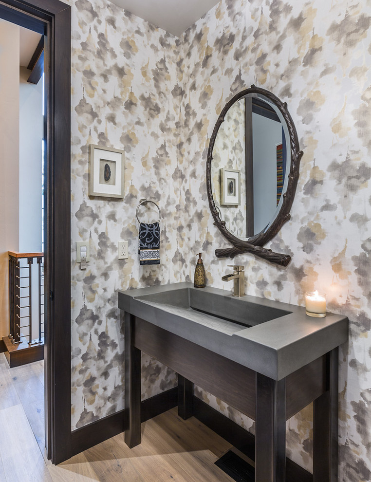 デンバーにあるお手頃価格の中くらいなコンテンポラリースタイルのおしゃれなトイレ・洗面所 (家具調キャビネット、マルチカラーの壁、淡色無垢フローリング、ベージュの床) の写真