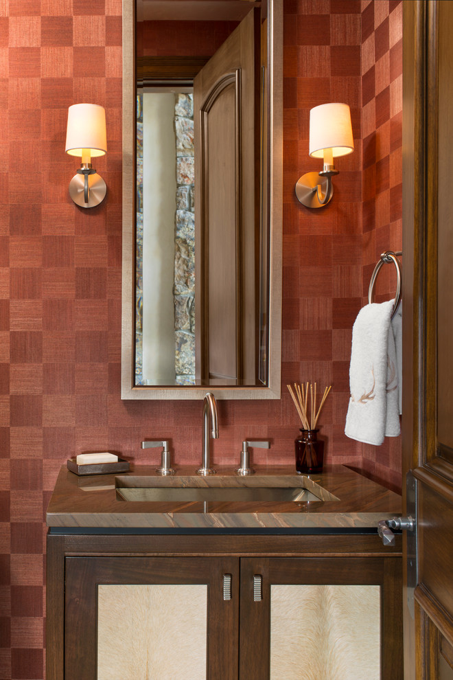 Kleine Moderne Gästetoilette mit Schrankfronten mit vertiefter Füllung, dunklen Holzschränken, Toilette mit Aufsatzspülkasten, beigen Fliesen, Granit-Waschbecken/Waschtisch, rosa Wandfarbe und Unterbauwaschbecken in Denver