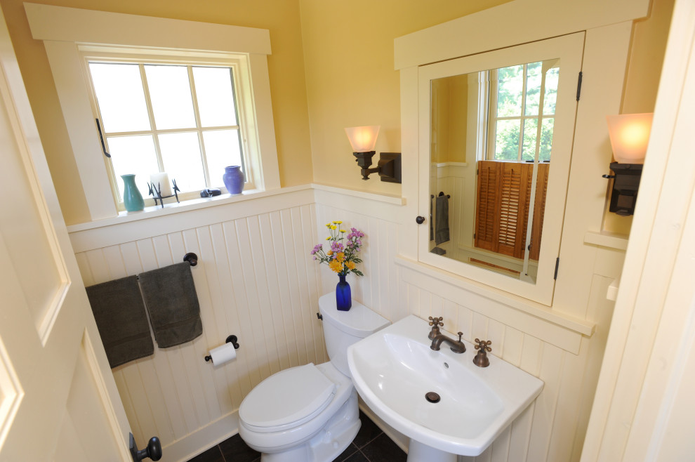 Ispirazione per un bagno di servizio american style con WC a due pezzi, pareti gialle, pavimento in ardesia, lavabo a colonna e pavimento grigio