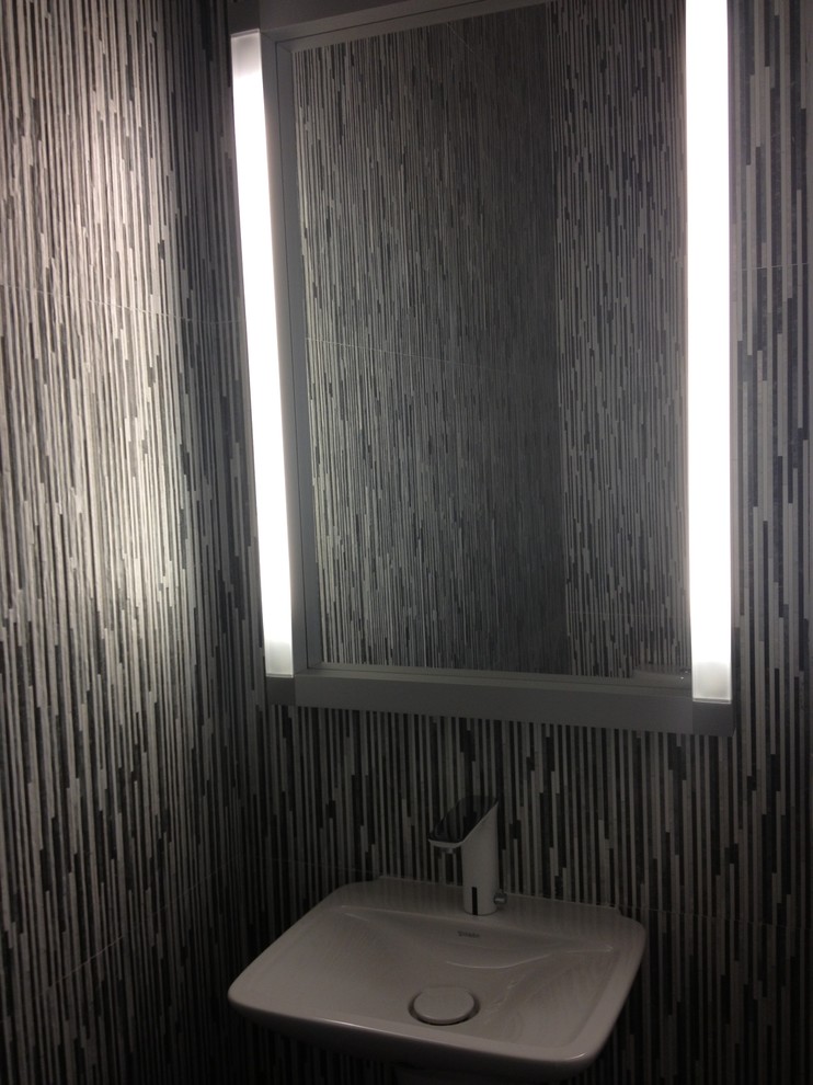This is an example of a contemporary cloakroom in Houston.