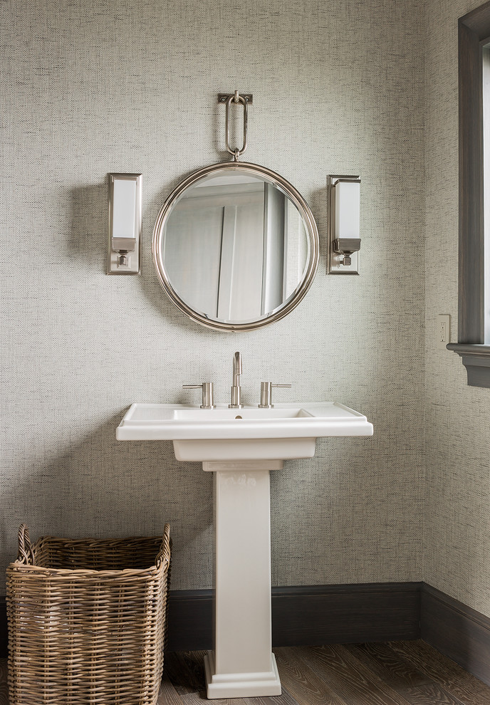 Свежая идея для дизайна: туалет в морском стиле с раковиной с пьедесталом и серыми стенами - отличное фото интерьера