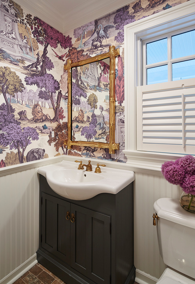 ニューヨークにあるトラディショナルスタイルのおしゃれなトイレ・洗面所 (一体型シンク、家具調キャビネット、黒いキャビネット、マルチカラーの壁、レンガの床) の写真
