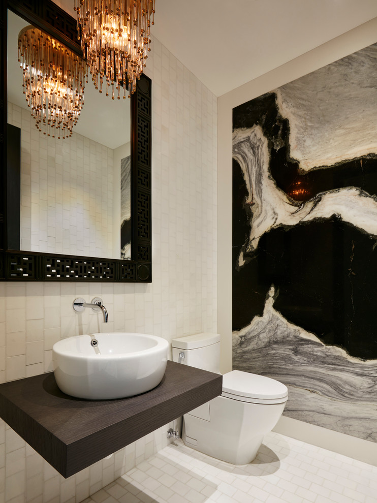 Moderne Gästetoilette mit weißen Fliesen, Waschtisch aus Holz, Aufsatzwaschbecken, Marmorfliesen und brauner Waschtischplatte in Miami