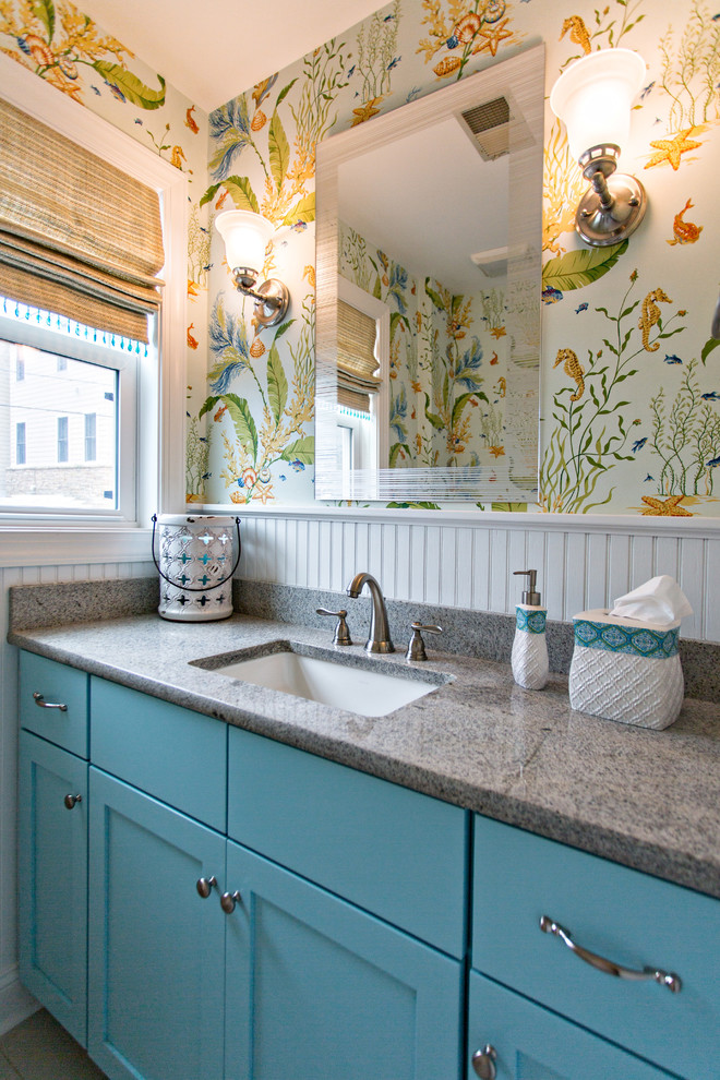 Immagine di un bagno di servizio stile marinaro di medie dimensioni con ante in stile shaker, ante blu, WC a due pezzi, pareti multicolore, pavimento con piastrelle in ceramica, lavabo sottopiano e top in granito