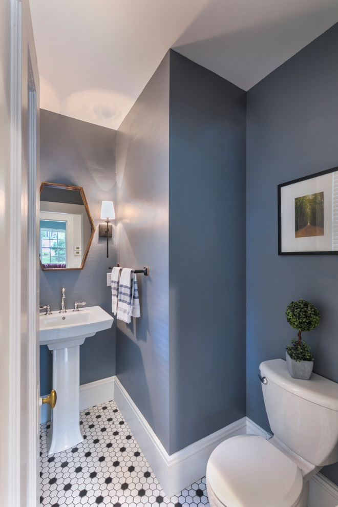 Foto di un piccolo bagno di servizio chic con WC a due pezzi, pareti grigie, pavimento in gres porcellanato, lavabo a colonna e pavimento bianco