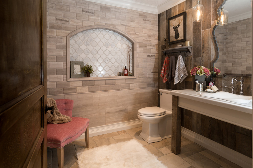 Пример оригинального дизайна: большой туалет в стиле рустика с унитазом-моноблоком, коричневой плиткой, керамогранитной плиткой, серыми стенами, накладной раковиной и серым полом