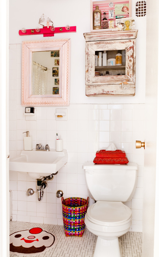 Imagen de aseo bohemio con lavabo suspendido y baldosas y/o azulejos blancos