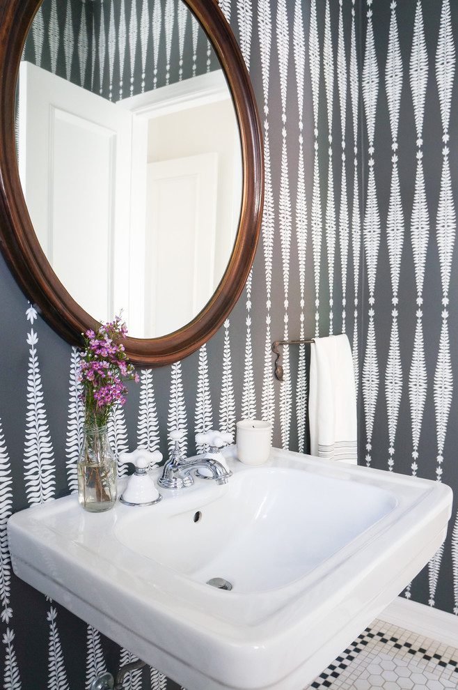 Klassische Gästetoilette mit weißem Boden, grauer Wandfarbe, Mosaik-Bodenfliesen und Sockelwaschbecken in Los Angeles