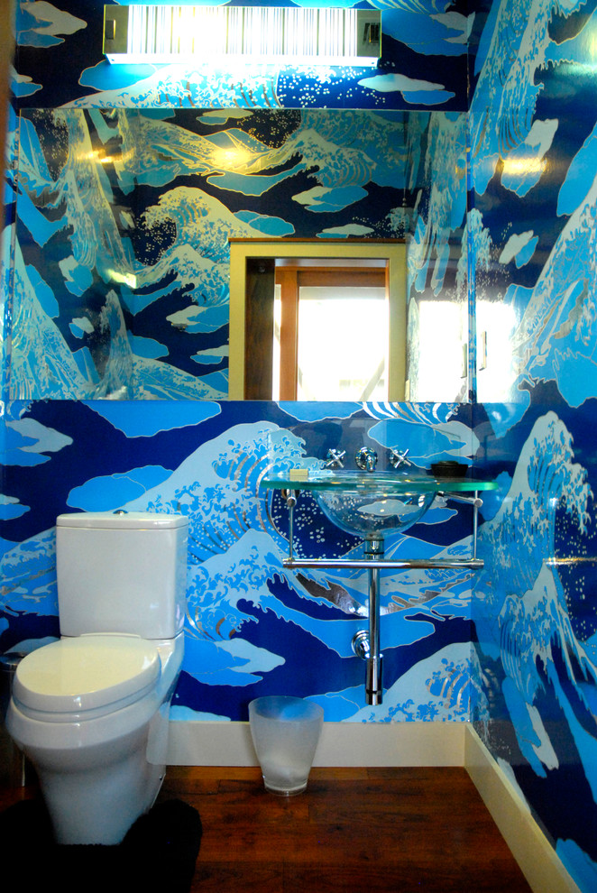 Inredning av ett eklektiskt toalett, med ett väggmonterat handfat