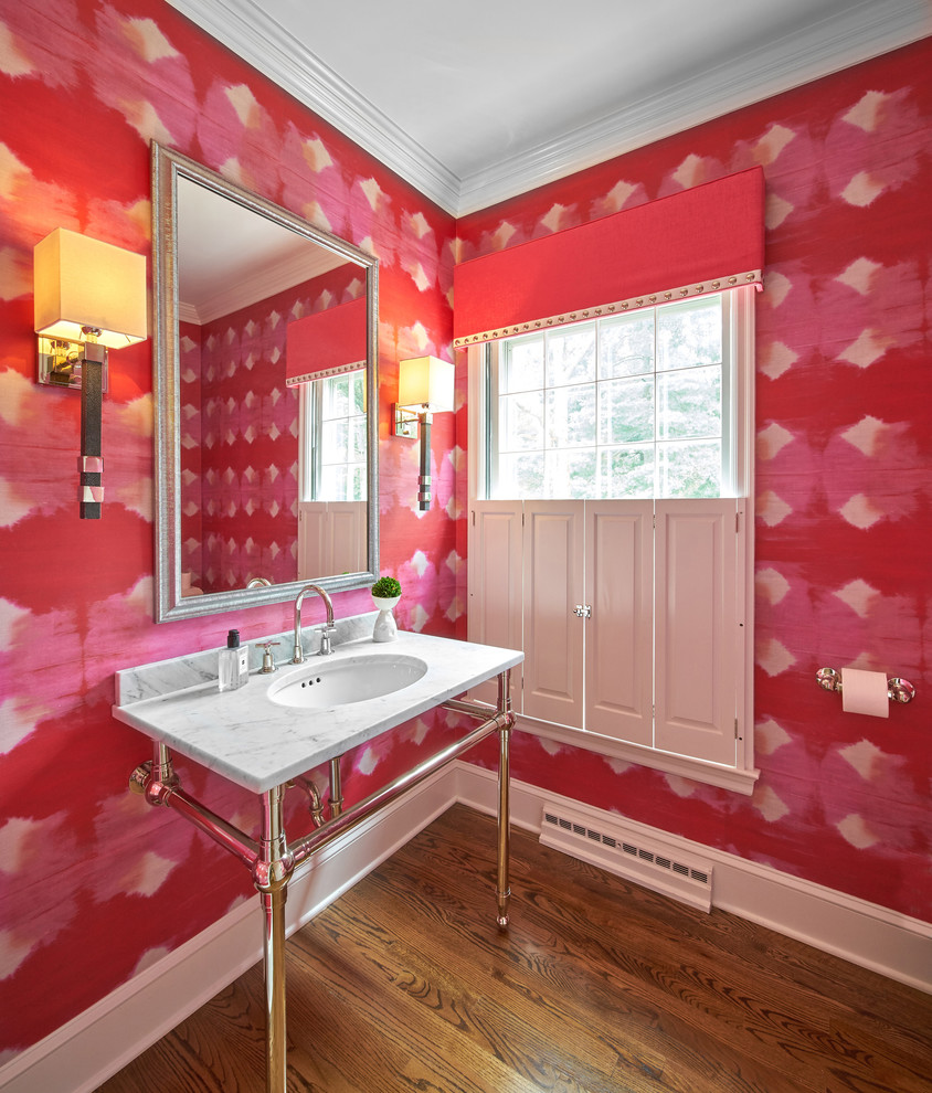Foto di un bagno di servizio classico con pareti rosse, parquet scuro, lavabo sottopiano e pavimento marrone