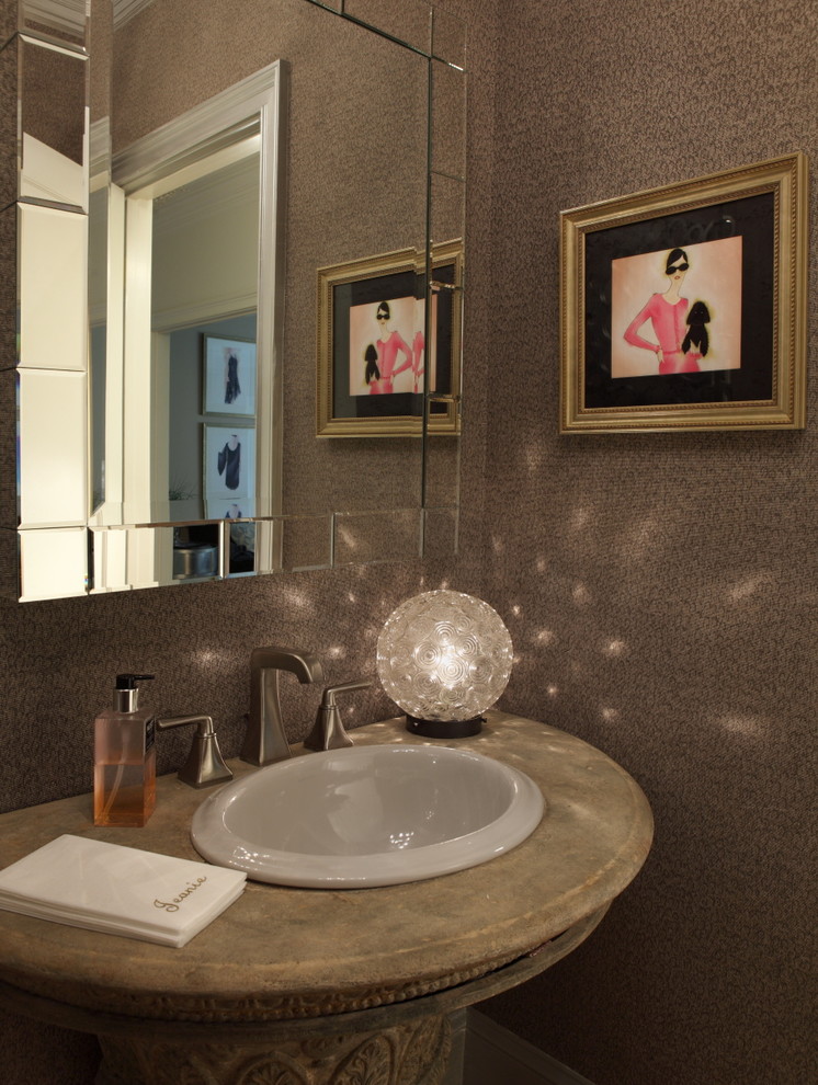 Immagine di un piccolo bagno di servizio chic con pareti marroni, top in cemento e lavabo da incasso