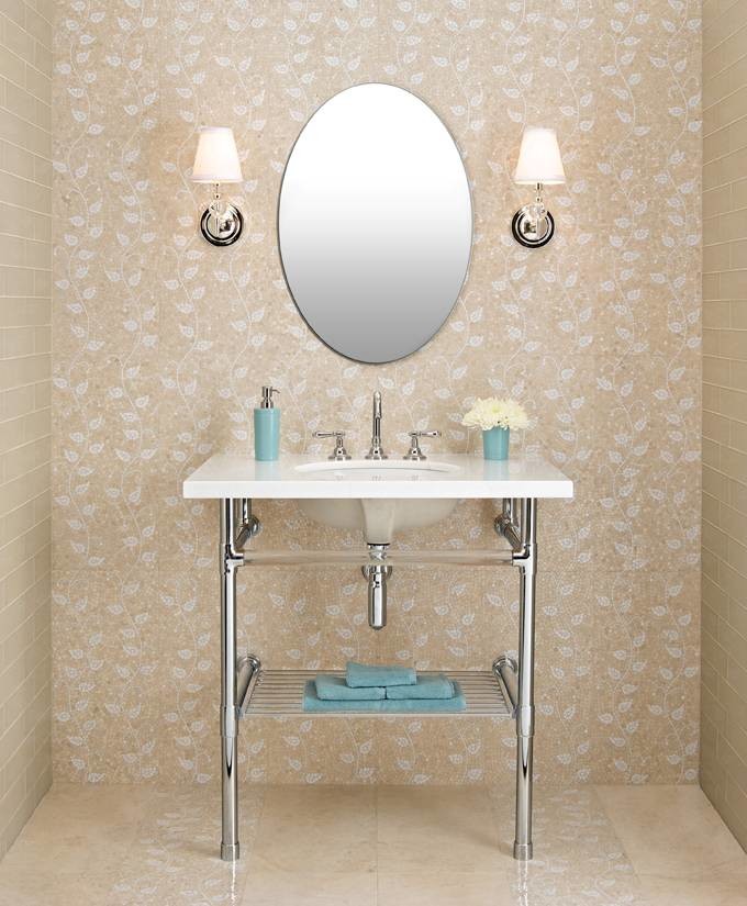 Immagine di un bagno di servizio minimal di medie dimensioni con pareti beige, lavabo a colonna, WC monopezzo, piastrelle beige, piastrelle diamantate, pavimento in travertino, top in superficie solida e pavimento beige