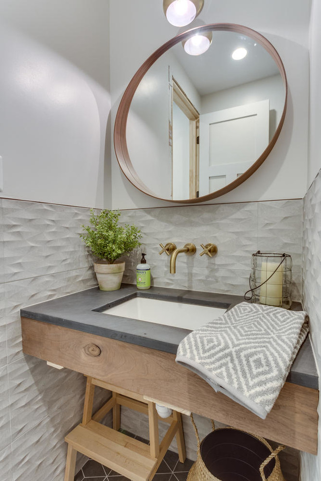 Inspiration pour un petit WC et toilettes craftsman en bois clair avec un mur blanc, un lavabo encastré, un carrelage gris, des carreaux de porcelaine, un sol en carrelage de porcelaine, un plan de toilette en béton et un plan de toilette gris.