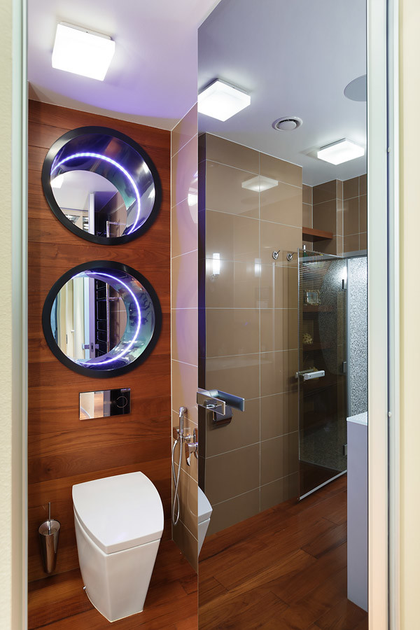 Immagine di un bagno di servizio eclettico con WC a due pezzi