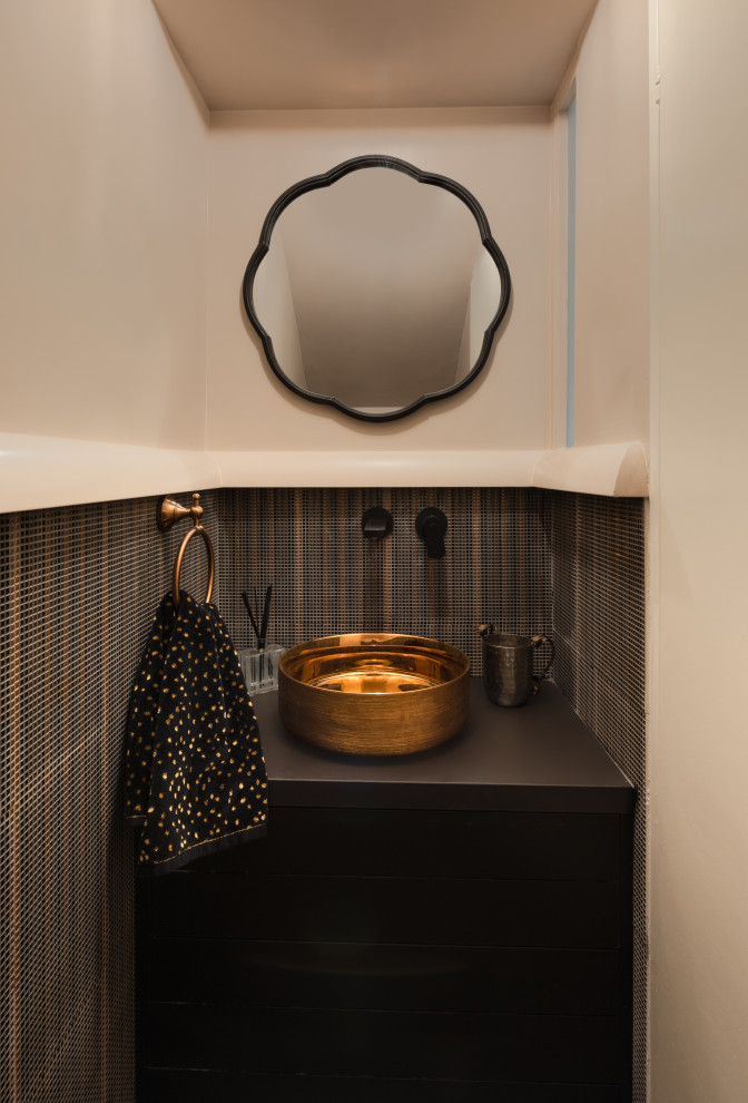 Mediterrane Gästetoilette mit verzierten Schränken, schwarzen Schränken und schwebendem Waschtisch in Sonstige