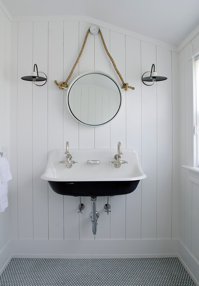 Maritime Gästetoilette mit Trogwaschbecken und weißer Wandfarbe in New York