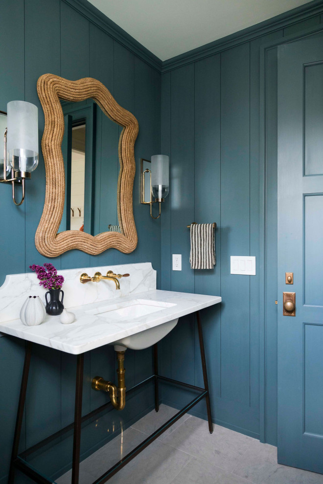 Esempio di un bagno di servizio stile marinaro con pareti blu, lavabo sottopiano e pavimento grigio