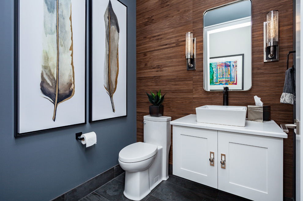 На фото: туалет в стиле неоклассика (современная классика) с раздельным унитазом, синими стенами, настольной раковиной и черным полом с