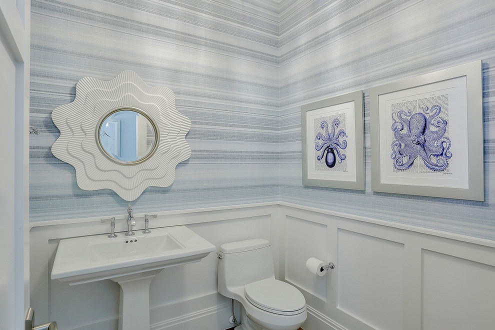 На фото: туалет в морском стиле с унитазом-моноблоком, синими стенами и раковиной с пьедесталом с