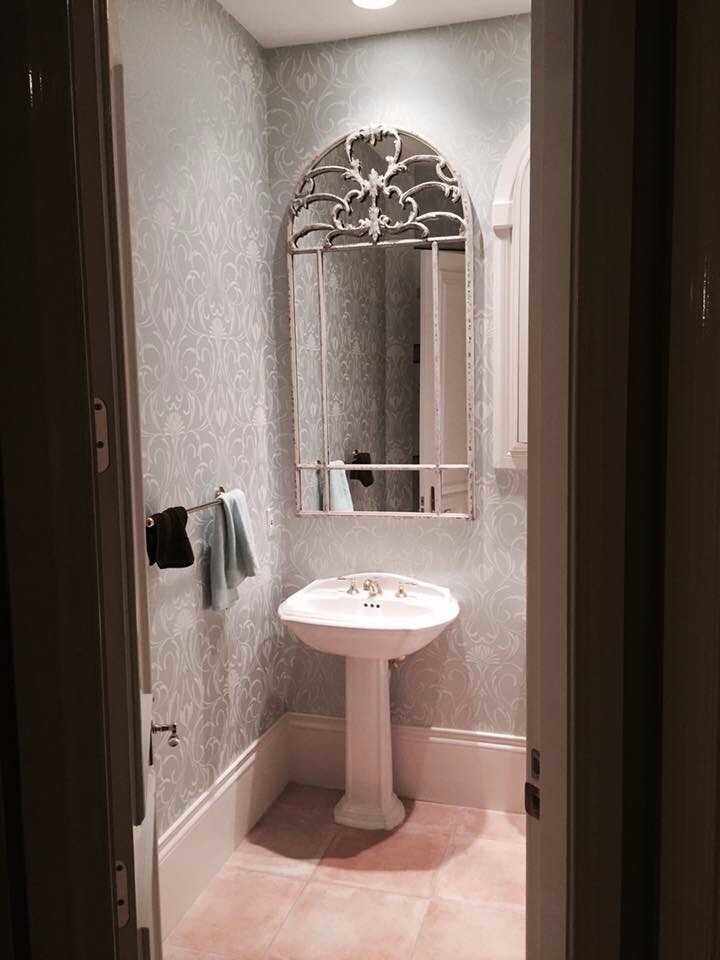 Esempio di un piccolo bagno di servizio chic con WC monopezzo, pavimento in gres porcellanato e lavabo a colonna
