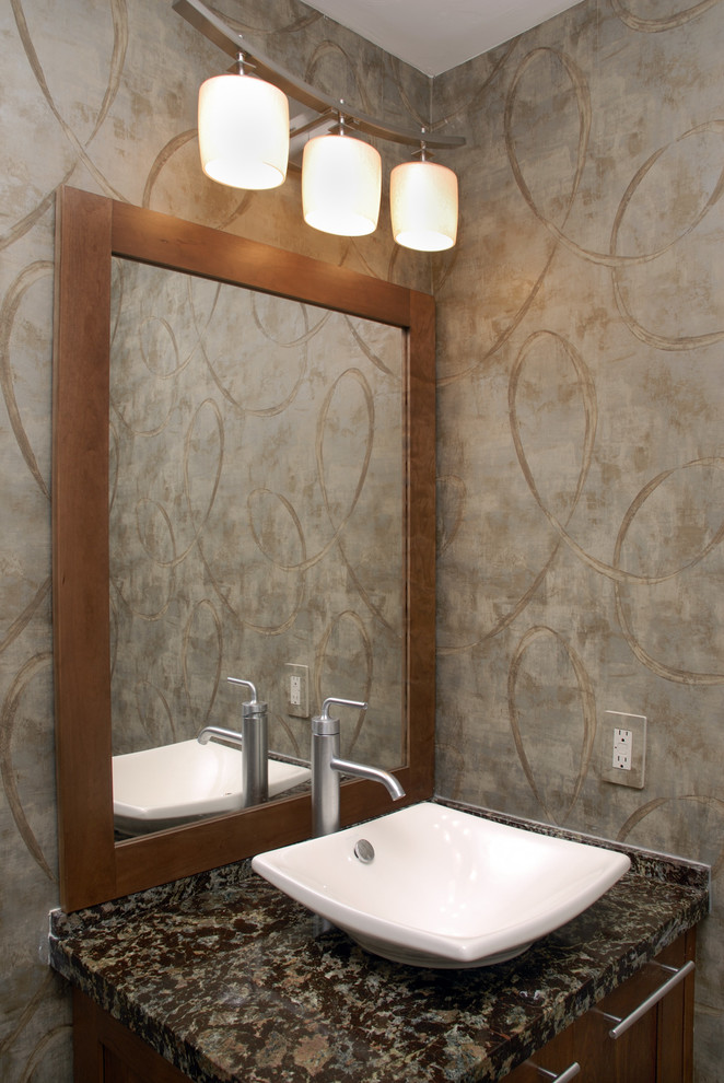 Inspiration för moderna toaletter, med ett fristående handfat, skåp i mellenmörkt trä och granitbänkskiva