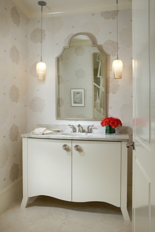 ミネアポリスにある地中海スタイルのおしゃれなトイレ・洗面所 (アンダーカウンター洗面器、家具調キャビネット、白いキャビネット、マルチカラーの壁) の写真