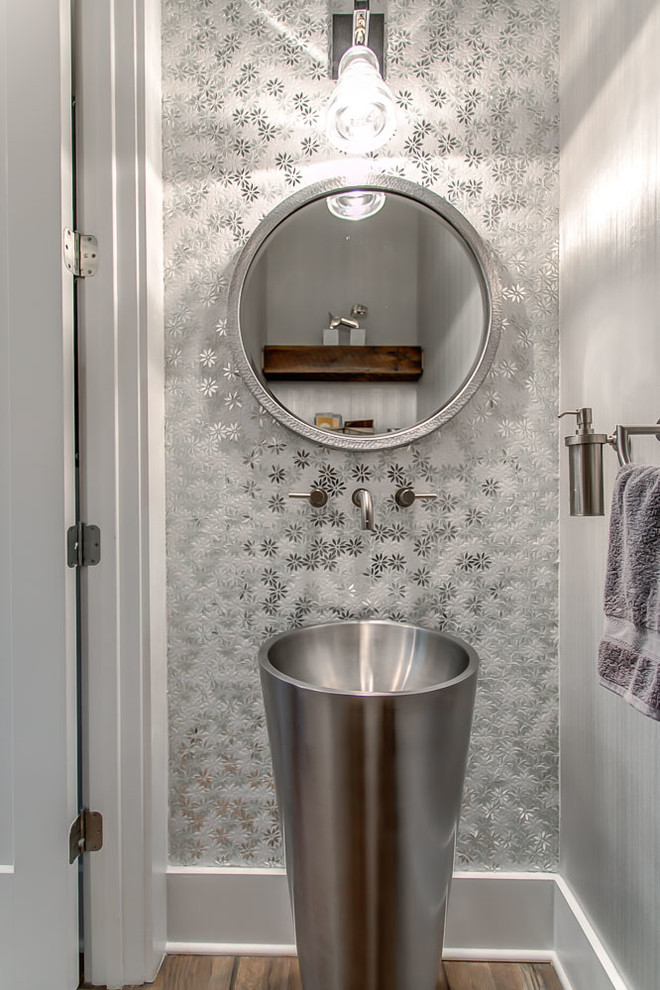 Moderne Gästetoilette mit grauer Wandfarbe, braunem Holzboden, Sockelwaschbecken und braunem Boden in Orange County