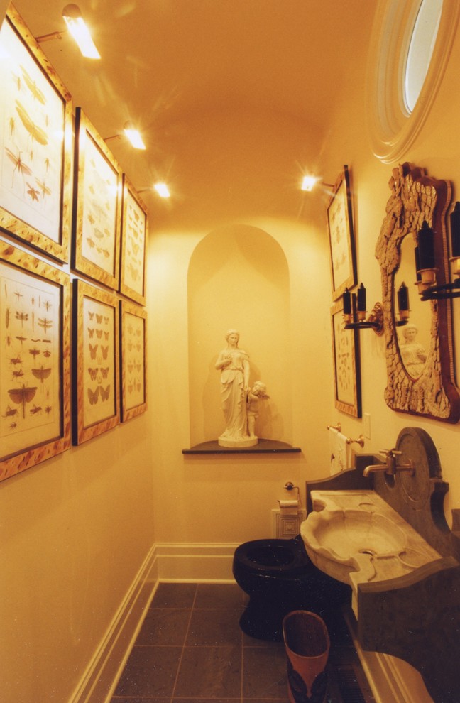 Kleine Klassische Gästetoilette mit integriertem Waschbecken, Marmor-Waschbecken/Waschtisch, Toilette mit Aufsatzspülkasten, weißer Wandfarbe und Schieferboden in Nashville