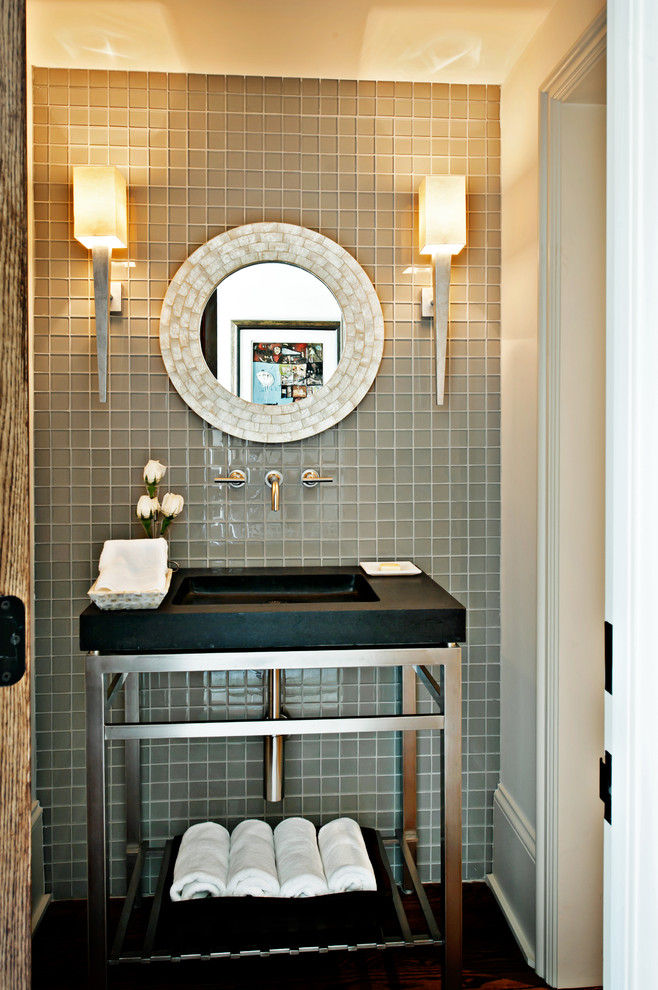 Пример оригинального дизайна: туалет среднего размера в стиле неоклассика (современная классика) с монолитной раковиной, столешницей из бетона, унитазом-моноблоком, серой плиткой, керамической плиткой и белыми стенами